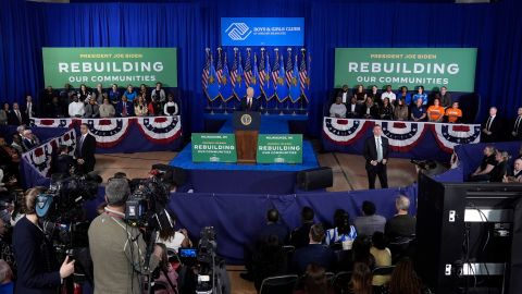 El presidente Biden ofreció en Milwaukee detalles del plan de inversiones en infraestructura.