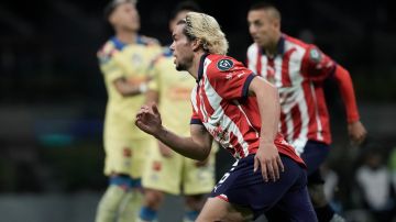 Guadalajara's Cade Cowell celebrates scoring his side's opening goal against America during a CONCACAF Champions Cup, round of sixteen, second leg soccer match at Azteca stadium in Mexico City, Wednesday, March 13, 2024. (AP Photo/Eduardo Verdugo)