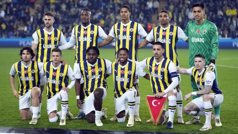 Los jugadores del Fenerbahce fueron agredidos por hinchas del Trabzonspor que saltaron al campo.