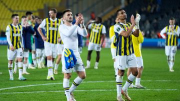 Los jugadores del Fenerbahce festejaron su victoria ante el Trabzonsport lo que desató la molestia de los aficionados del Trabzonsport.