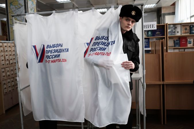 Elecciones presidenciales en Rusia inician; votación se alista para alargar mandato de Putin
