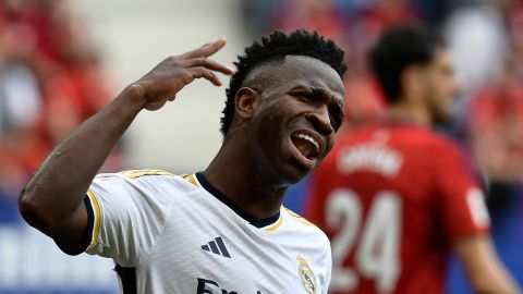 El delantero brasileño Vinicius Júnior celebrando uno de sus dos goles en la victoria del Real Madrid este sábado ante el Osasuna (4-2) por LaLiga.