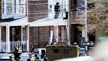 La policía rodea la casa donde el sospechoso de matar a 3 personas se atrincheró en Trenton, Nueva Jersey.