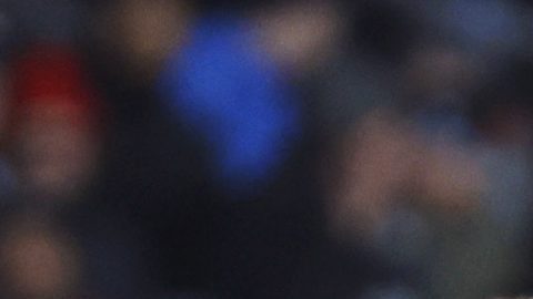 Un árbitro amonesta a un jugador de LAFC durante un partido de la MLS.
