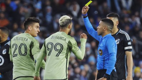 Un árbitro amonesta a un jugador de LAFC durante un partido de la MLS.