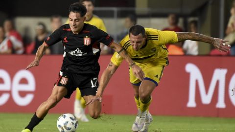 Estudiantes de La Plata's Javier Altamirano, left, and Boca Junior's Cristian Lema battle for the ball during an Argentine soccer league match in La Plata, Argentina, Sunday, March 17, 2024. The match was suspended after Altamirano's was taken off the field in an ambulance. (AP Photo/Ignacio Amiconi)