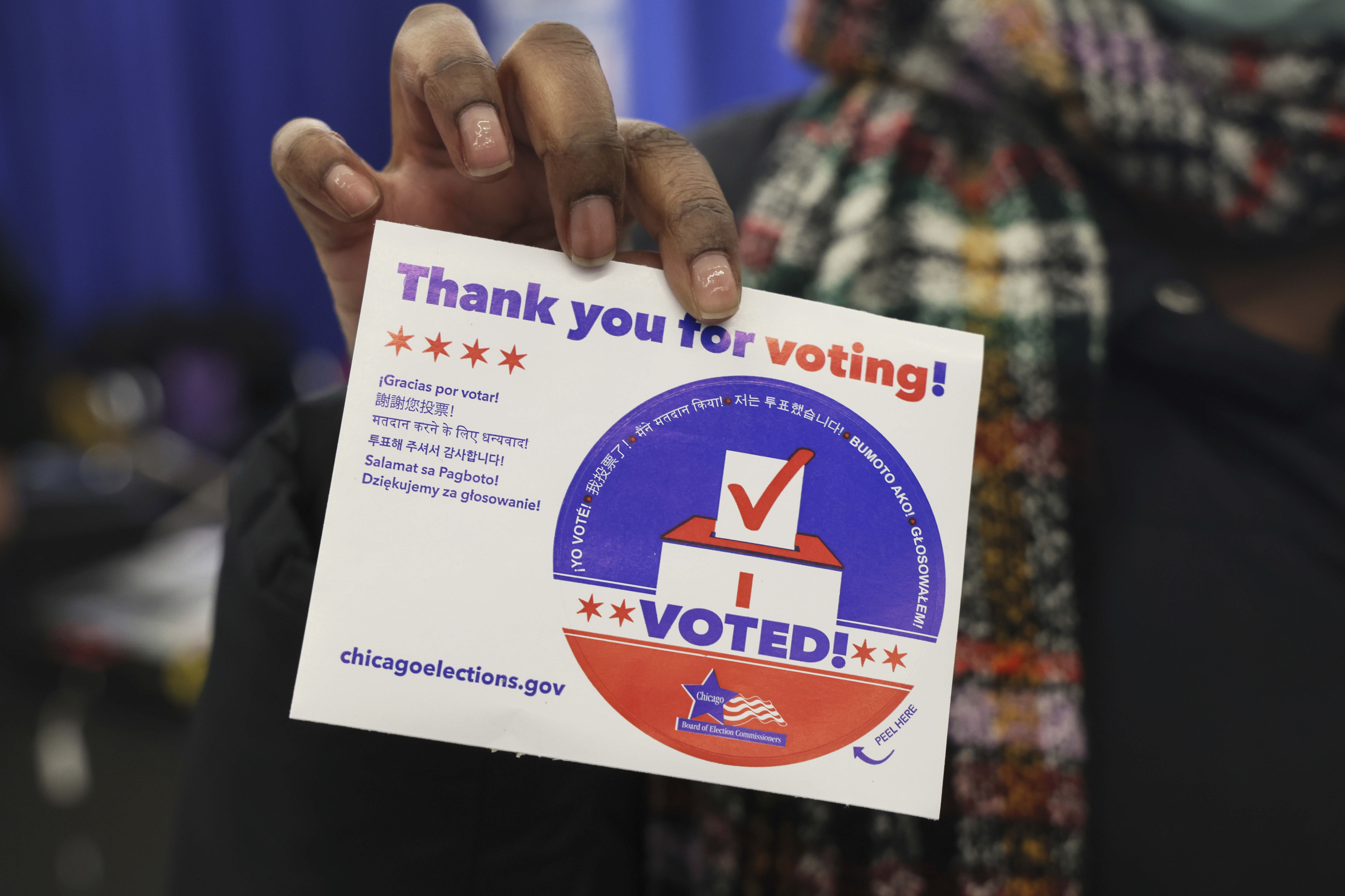 Una votante muestra su cartel después de emitir su voto en Chicago, Illinois, uno de los cinco estados que celebraron primarias presidenciales.