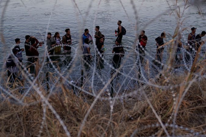 Resisten migrantes a blindaje fronterizo y ráfagas de viento en Texas