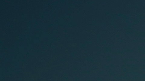 Resisten migrantes a blindaje fronterizo y ráfagas de viento en Texas