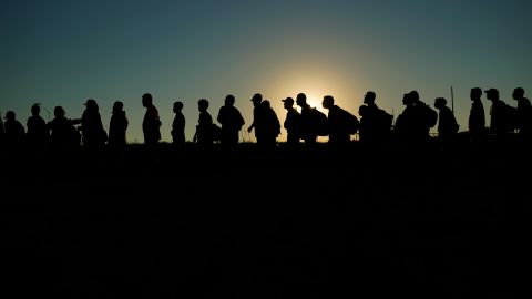 Resisten migrantes a blindaje fronterizo y ráfagas de viento en Texas