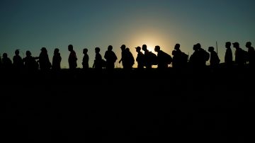 Resisten migrantes a blindaje fronterizo y ráfagas de viento en Texas