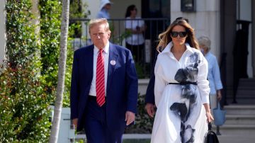 Donald y Melania Trump se marchan después de votar en las elecciones primarias de Florida en Palm Beach, el martes 19 de marzo de 2024.