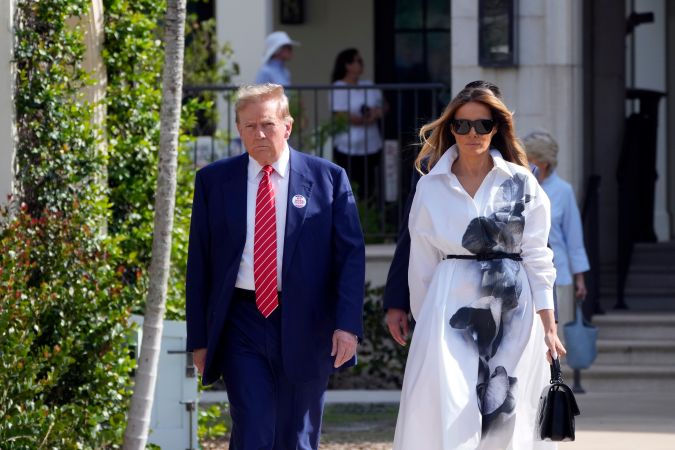 Donald y Melania Trump se marchan después de votar en las elecciones primarias de Florida en Palm Beach, el martes 19 de marzo de 2024.