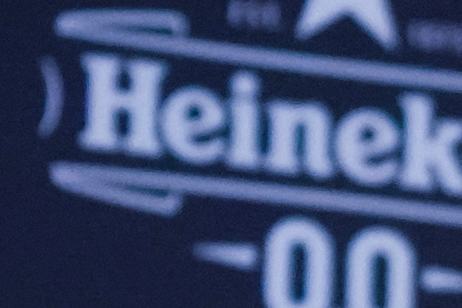 El piloto australiano Daniel Ricciardo, con pasado en la escudería Red Bull, saludando al mexicano Sergio "Checo" Pérez durante la sesión de este viernes en Australia.