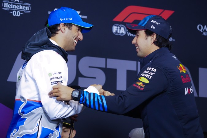 El piloto australiano Daniel Ricciardo, con pasado en la escudería Red Bull, saludando al mexicano Sergio "Checo" Pérez durante la sesión de este viernes en Australia.