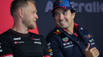 El mexicano Sergio "Checo" Pérez conversando con el danés Kevin Magnussen de la escudería Haas durante la sesión de este viernes en Australia.