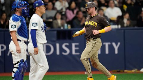 San Diego Padres' Jake Cronenworth, right, scores on a sacrifice fly by Ha-Seong Kim as Los Angeles Dodgers catcher Will Smith, left, and starting pitcher Yoshinobu Yamamoto stand by during the first inning of a baseball game at the Gocheok Sky Dome in Seoul, South Korea Thursday, March 21, 2024, in Seoul, South Korea. (AP Photo/Lee Jin-man)