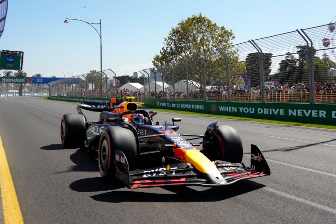 Sergio "Checo" Pérez durante algún momento de los entrenamientos libres de cara al Gran Premio de Australia, tercera prueba de la temporada 2024 de la Fórmula 1.