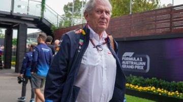 El asesor de la escudería Red Bull, Helmut Marko, caminando por las instalaciones del circuito de Albert Park de Melbourne donde se llevó a cabo el Gran Premio de Australia.