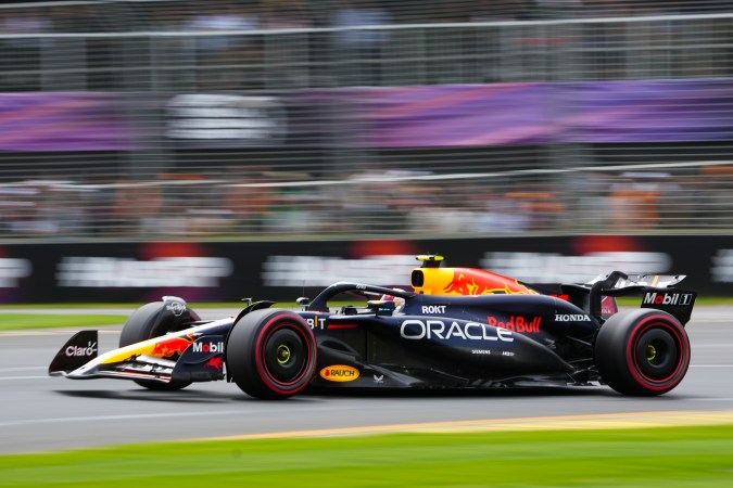 El mexicano de Red Bull, Sergio "Checo" Pérez, durante la clasificación del Gran Premio de Australia, tercera prueba del calendario de la Fórmula 1 en este 2024.