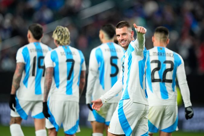 El mediocampista Giovani Lo Celso celebrando su anotación, la tercera para la Selección de Argentina ante El Salvador.