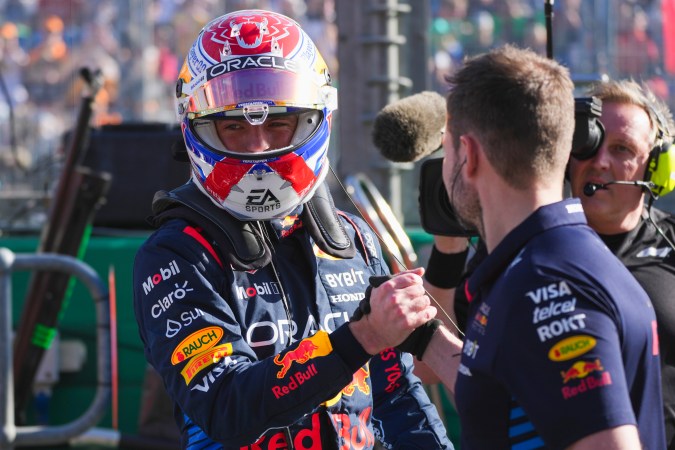 Max Verstappen celebrando junto a Lee Stevenson luego de conseguir la pole position del Gran Premio de Australia, la tercera para el neerlandés en esta temporada 2024 de la Fórmula 1.