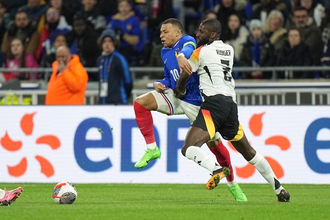 Kylian Mbappé siendo marcado por el defensor central alemán Antonio Rüdiger, quien podría convertirse en su compañero de equipo a partir de la próxima temporada si finalmente el francés llega al Real Madrid.