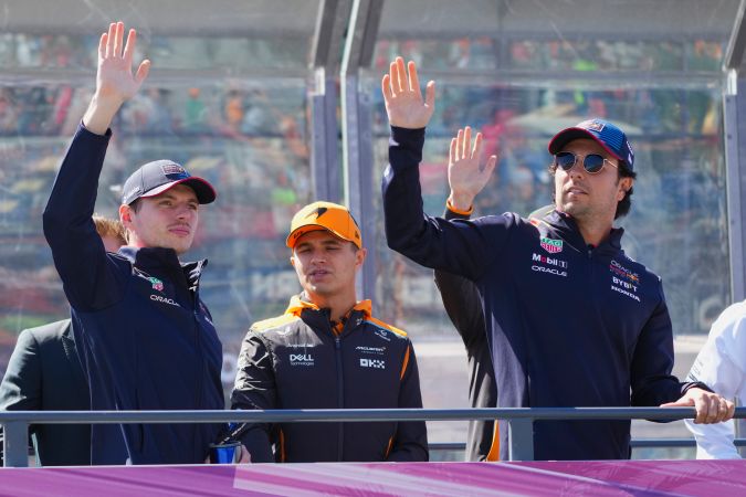 Max Verstappen, Lando Norris y Sergio "Checo" Pérez saludando a los aficionados en el circuito de Albert Park en Melbourne previo al Gran Premio de Australia.