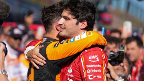 Carlos Sainz es felicitado por Lando Norris luego de obtener un memorable triunfo en el Gran Premio de Australia.