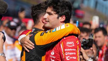 Carlos Sainz es felicitado por Lando Norris luego de obtener un memorable triunfo en el Gran Premio de Australia.