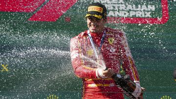 Carlos Sainz celebra su triunfo en el GP de Australia.