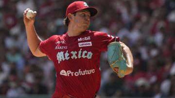 Diablos Rojos' pitcher Trevor Bauer throws against New York Yankees' Anthony Volpe during the first inning of a baseball exhibition game at Alfredo Harp Helu Stadium in Mexico City, Sunday, March 24, 2024. (AP Photo/Fernando Llano)