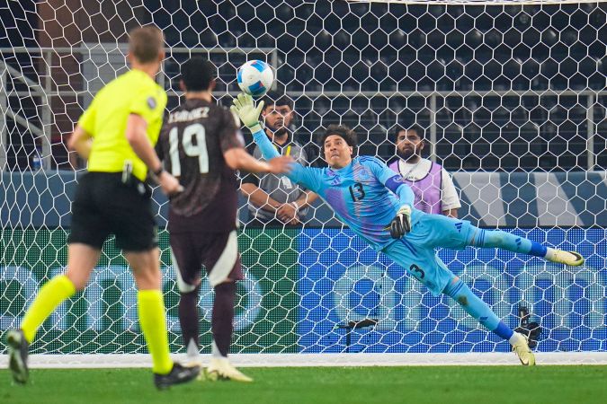 El guardameta mexicano Guillermo "Memo" Ochoa durante la final de la Nations League de la Concacaf que la Selección de México disputó ante Estados Unidos el pasado fin de semana.