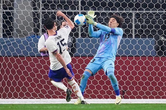 A pesar de no tener regularidad con su equipo en Italia, Guillermo "Memo" Ochoa fue el titular de México en la Nations League de la Concacaf.