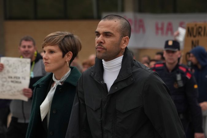 Dani Alves deberá presentarse a firmar cada semana.