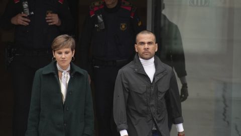 Dani Alves salió caminando del Centro penitenciario Brians 2 acompañado de su abogada.