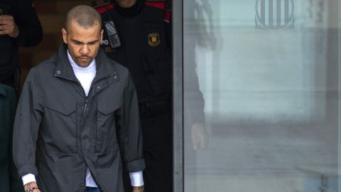 Dani Alves luego de que su fianza fuese pagada.