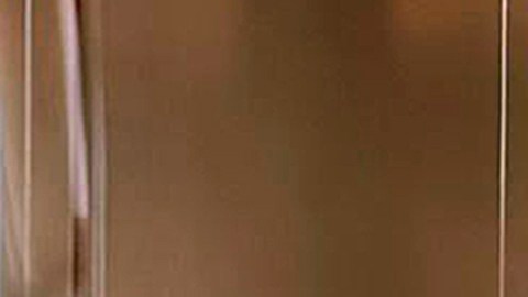 El reportero Evan Gershkovich en una jaula de vidrio en una sala del Tribunal Municipal de Moscú, Rusia, el martes 26 de marzo de 2024.