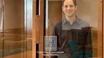 El reportero Evan Gershkovich en una jaula de vidrio en una sala del Tribunal Municipal de Moscú, Rusia, el martes 26 de marzo de 2024.