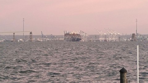 Autoridades rebajan a 6 la cifra de personas buscadas tras el colapso del puente en EE.UU.