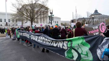 Grupos a favor y en contra del aborto se manifiestan frente a la Corte Suprema.