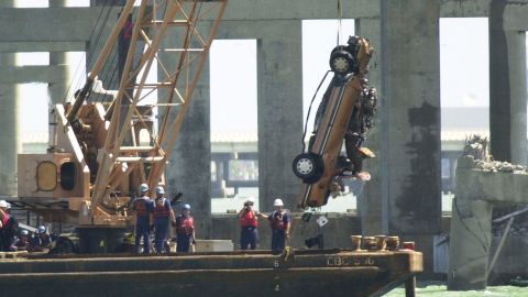 Autoridades recuperan dos cuerpos de una camioneta sumergida tras colapso de puente en Baltimore