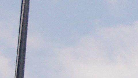 Shohei Ohtani recorre una alfombra azul a través del campo al ser presentado durante la ceremonia inaugural de los Dodgers en su estadio.