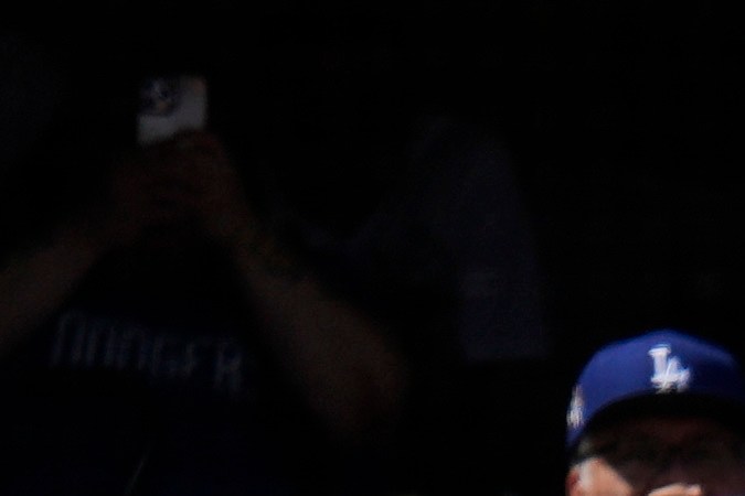 Los fans se pusieron de pie para el primer turno oficial al bat de Shohei Ohtani con su nuevo equipo en Dodger Stadium.