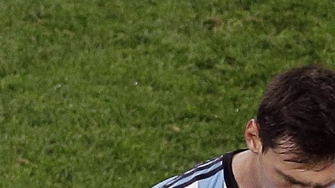 Lionel Messi conversando con Javier Mascherano durante las semifinales de la Copa del Mundo Brasil 2014 que disputó Argentina ante Países Bajos.
