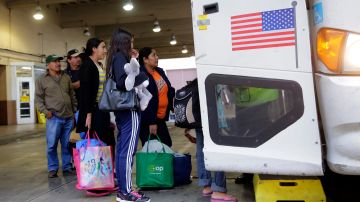 Compañía de autobuses demandadas por Nueva York acuerda dejar de transportar migrantes desde Texas