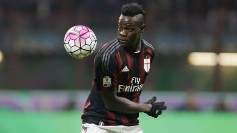 AC Milan's Mario Balotelli controls the ball during the Italian Cup second leg semifinal soccer match between AC Milan and Alessandria at the San Siro stadium in Milan, Italy, Tuesday, March 1, 2016. (AP Photo/Antonio Calanni)