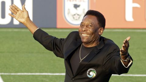 Pelé saluda a sus fans antes de un partido del New York Cosmos en el 2013.