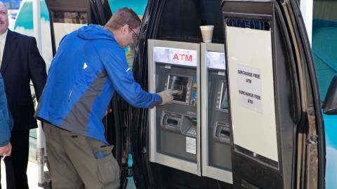 Departamento de Justicia acusa a cinco por esquemas de robo de información de cuentas y números NIP en cajeros automáticos