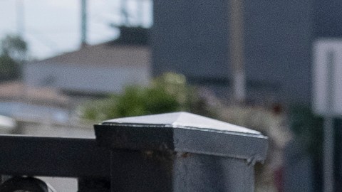 Leslie Hernández, empleada de AltaMed, vota por adelantado en uno de los centros de la clínica.